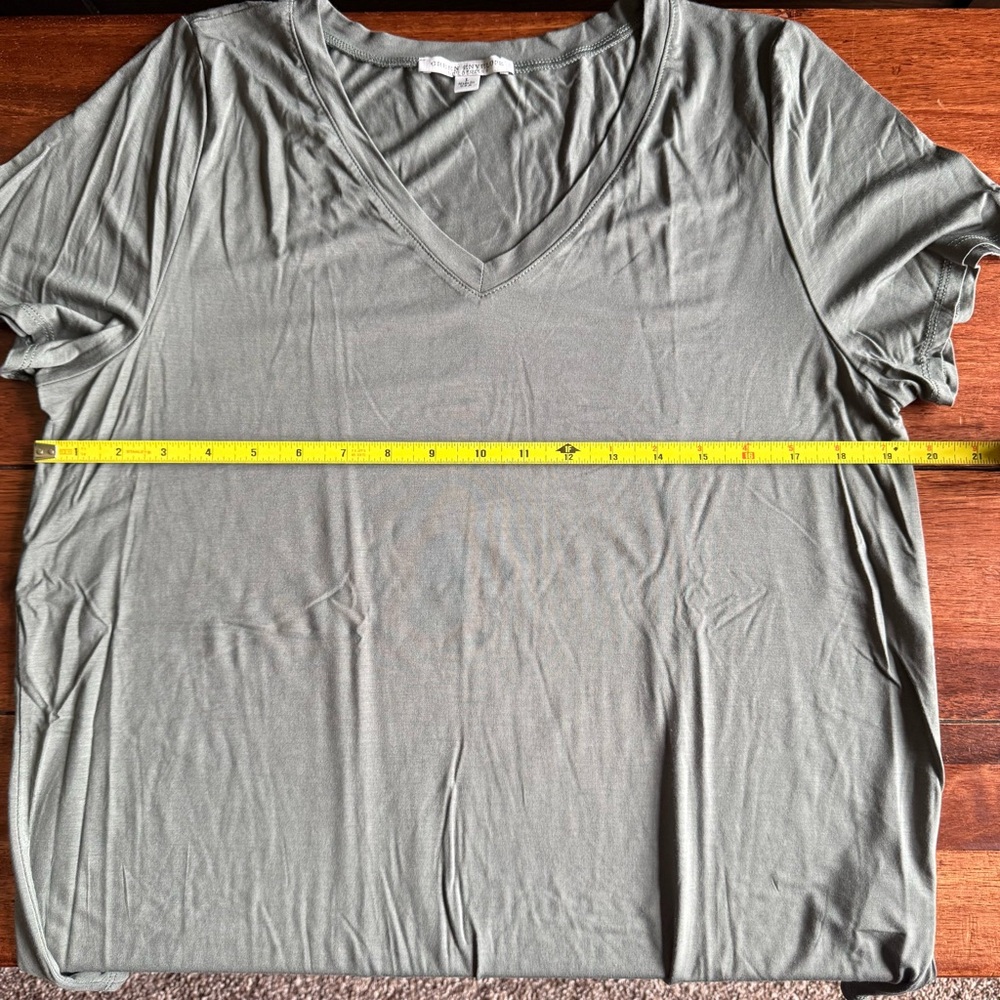 Women’s Green Envelope Green V-neck Short Sleeve Shirt Size Large - Picture 8 of 8